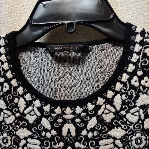 Black And White Form Fitted Knee Length Dress - Picture 6 of 8